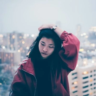 cô gái cúi đầu