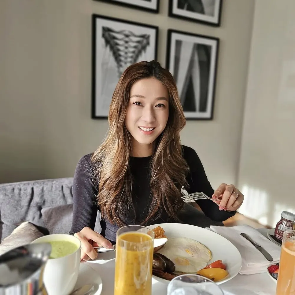 Chung Gia Hân đang dùng bữa sáng.