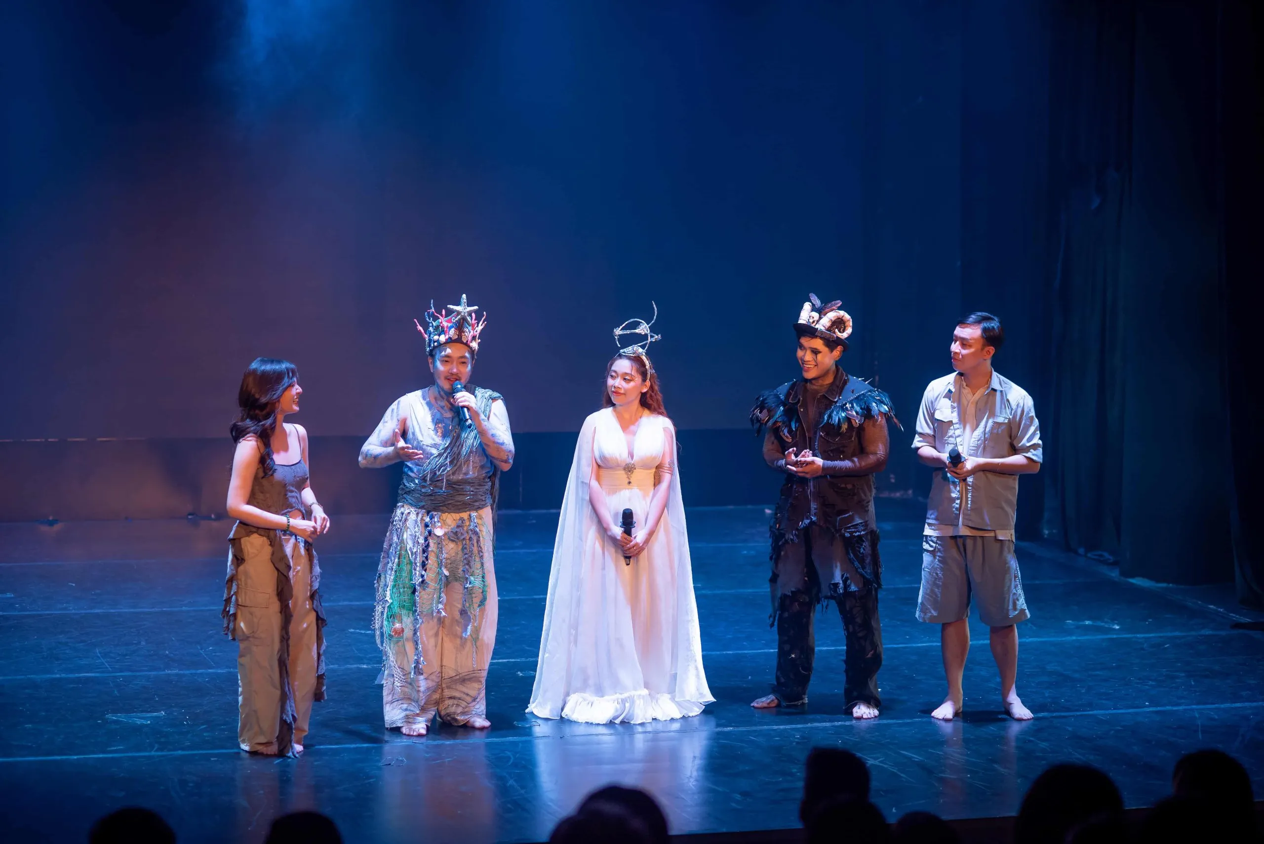 Đội ngũ sáng tạo của nhóm IST: đạo diễn Jay-Thiện Nguyễn (áo đen), giám đốc sản xuất Thảo Ngọc (áo trắng), giám đốc âm nhạc Timmy (áo xanh) 