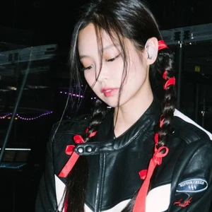 trend cột tóc với ruy băng như jennie