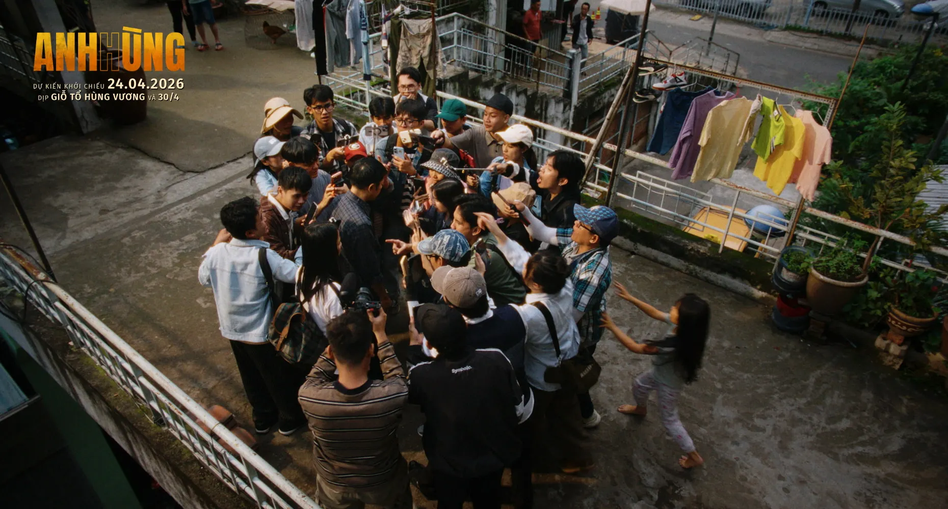 Phim Anh Hùng khai thác câu chuyện lừa đảo núp bóng từ thiện.