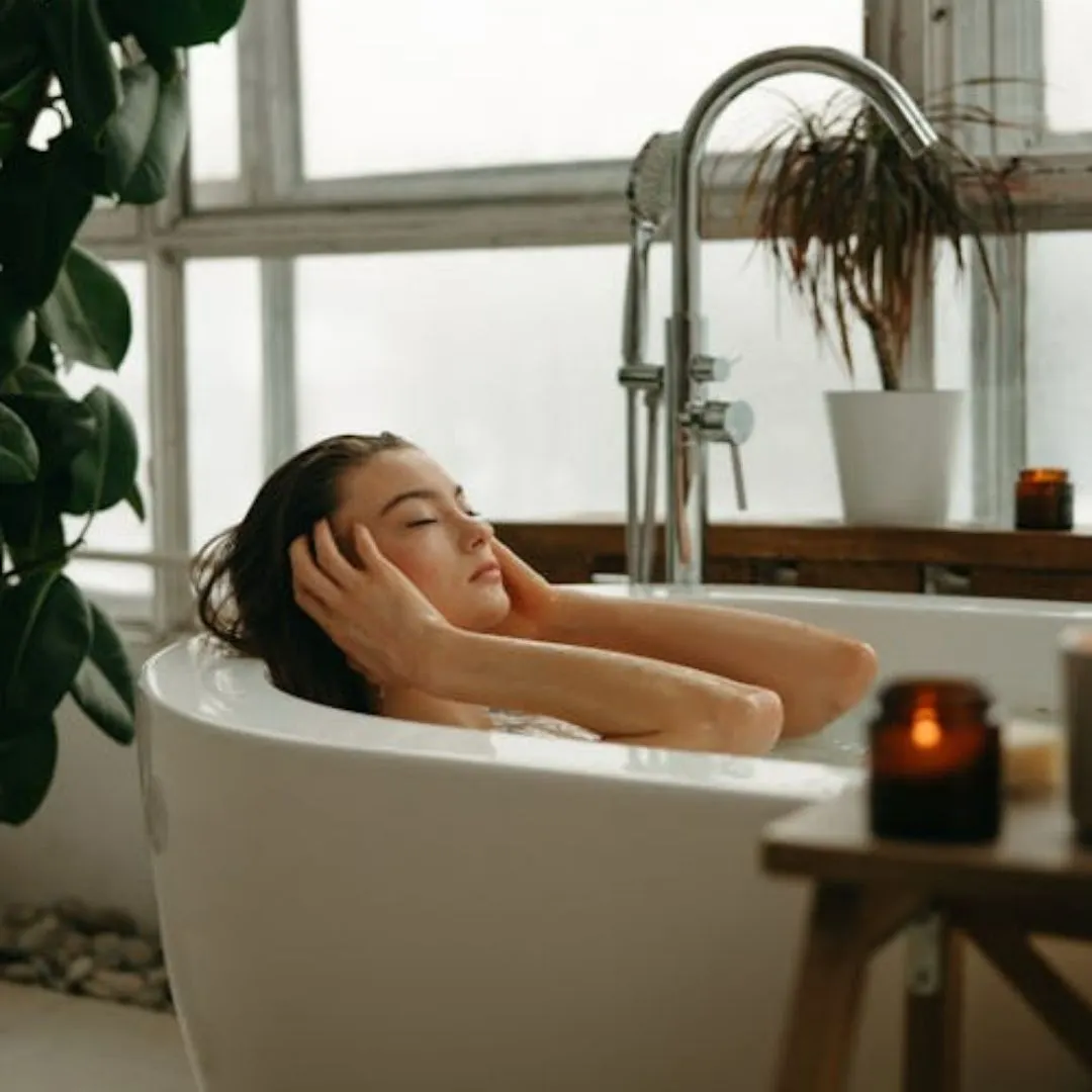 cô gái đang ngâm bồn