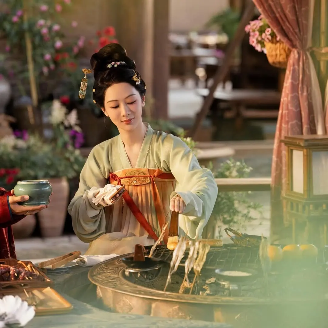 Trang phục đóng vai trò quan trọng trong việc truyền tải tâm trạng nhân vật
