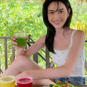 Davika thường xuyên bổ sung sinh tố.