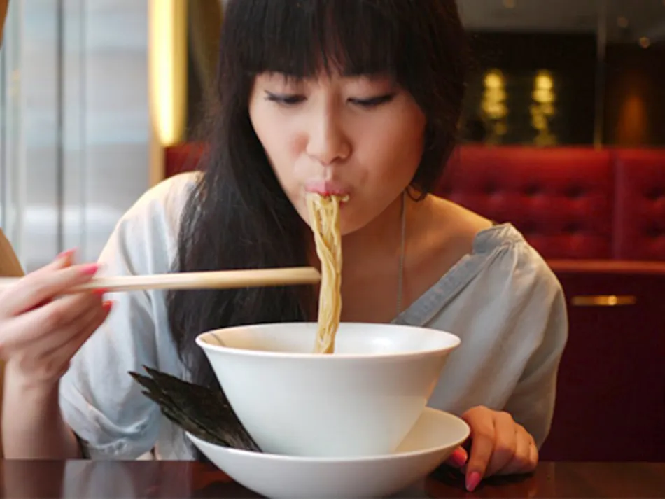 van hoa nhat ban - slurping when eating ramen - elle viet nam