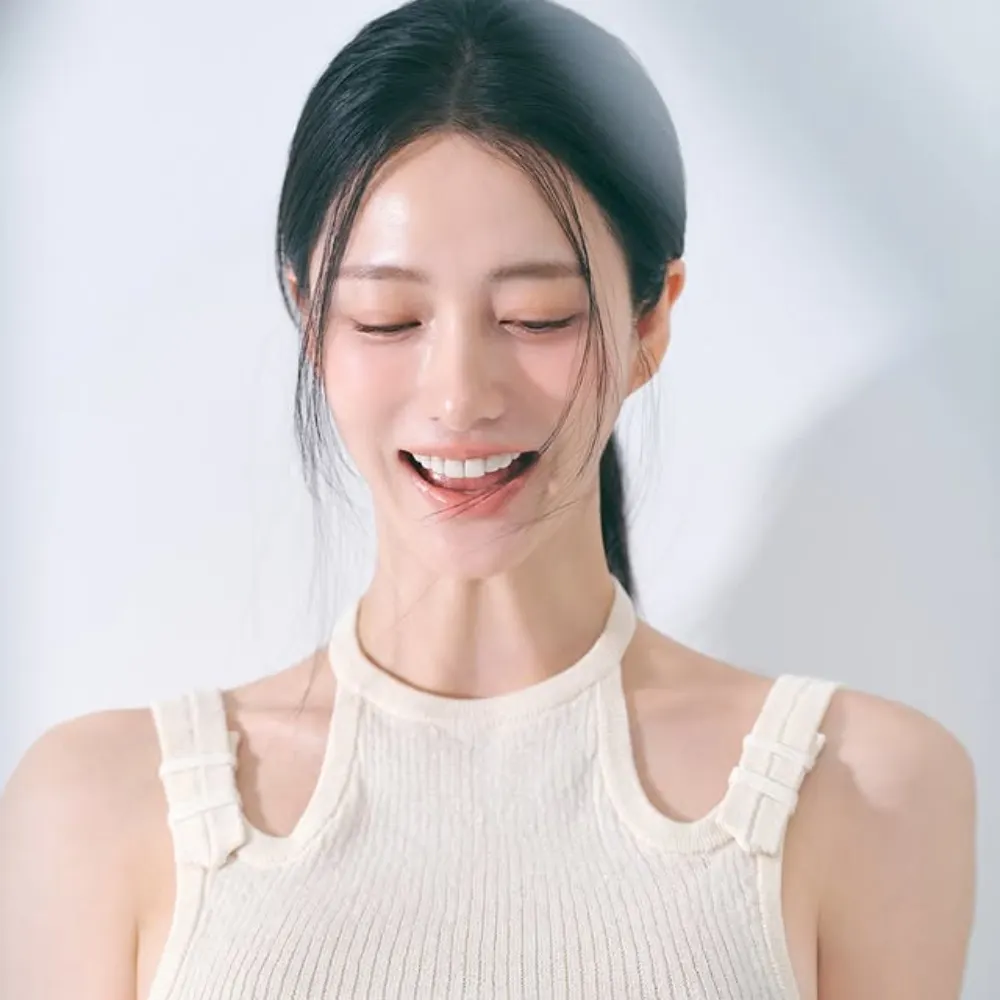 Cô gái mặc áo trắng với hàm răng trắng sáng nhờ những phương pháp làm trắng răng tự nhiên.