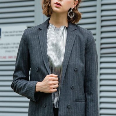 Với những bộ suit theo phong cách menswear có phom dáng rộng rãi, hãy chọn sắc màu pastel để thêm nữ tính và ngọt ngào. (Trang phục Đặng Hải Yến)