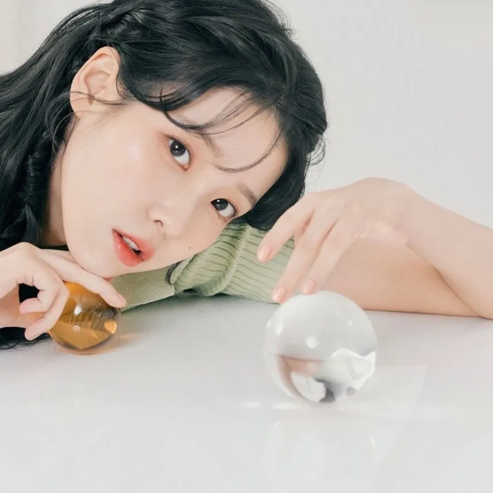 IU với gương mặt căng bóng, thể hiện hiệu quả từ lịch chăm sóc da hàng tuần.