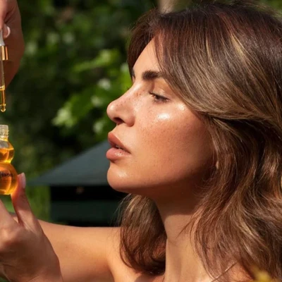 cô gái đang dùng serum mật ong
