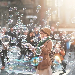cô gái đứng giữa bong bóng xà phòng