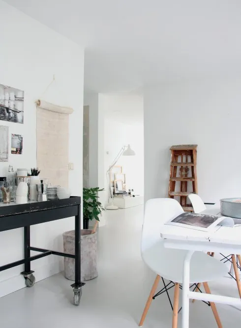 Bàn ăn được sơn lại từ một chiếc bàn cũ của quân đội Ghế ăn từ Ikea và Vitra Lò sưởi từ M system - Boretti Thang mua từ cửa hàng đồ cũ