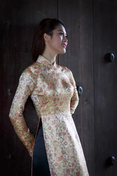 Với dáng người gầy và vỏng 1 khiêm tốn, bạn nên chọn áo trong có lớp độn và hơi nhọn <mark class=