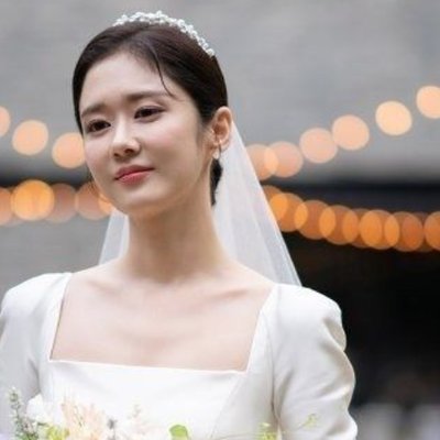 Thanh lịch, sang trọng với tóc búi thấp cài hoa cho cô dâu