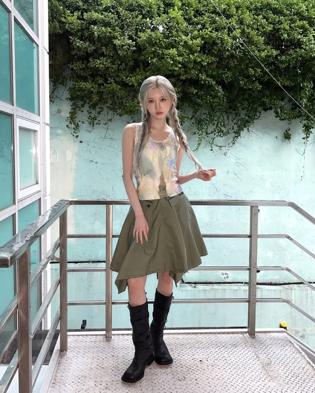 Outfit ton-sur-ton xanh rêu tinh tế và hiện đại.