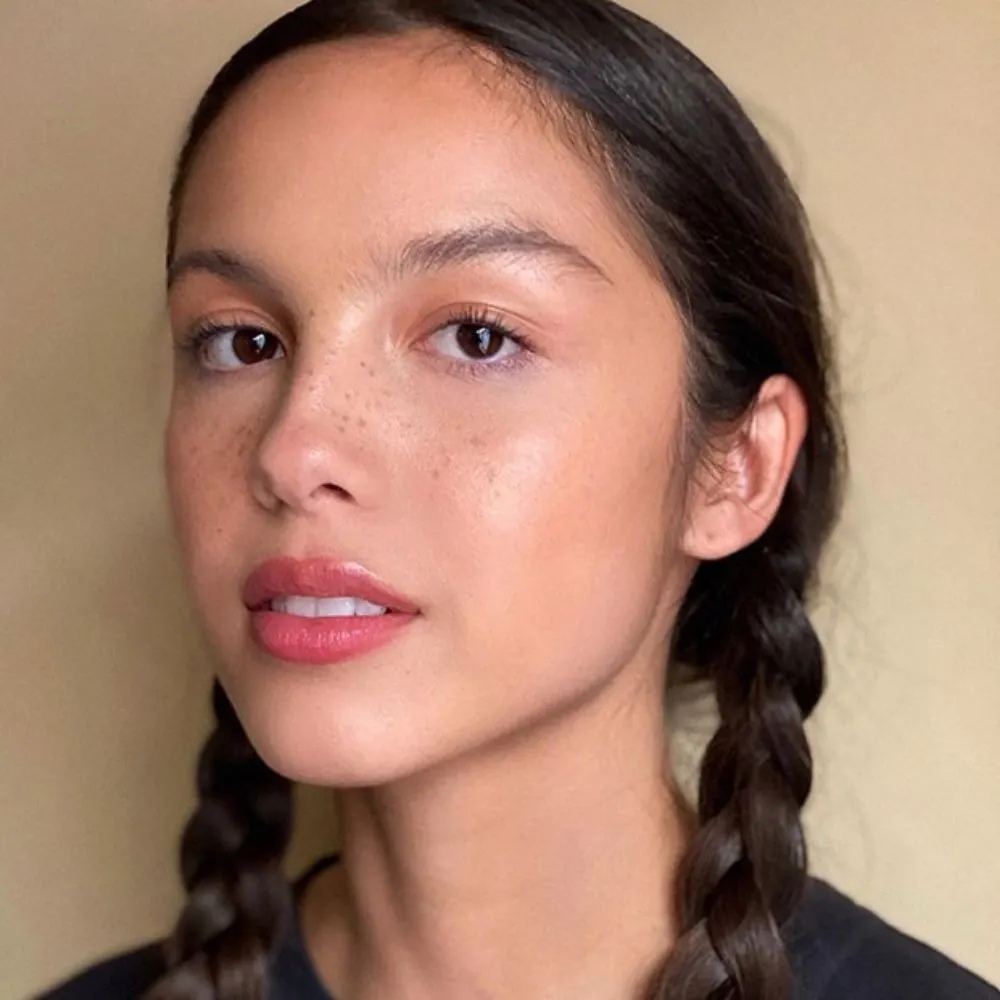 Hình ảnh Olivia Rodrigo với lớp trang điểm tàn nhang.
