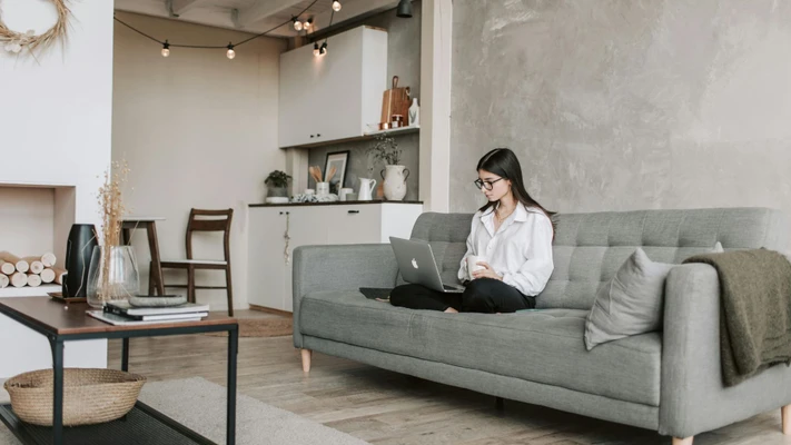 cô gái làm việc có quy tắc