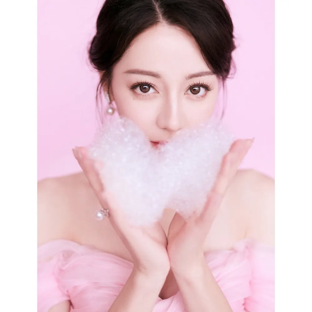 Mỹ nhân Tân Cương tạo dáng với bọt xà phòng.