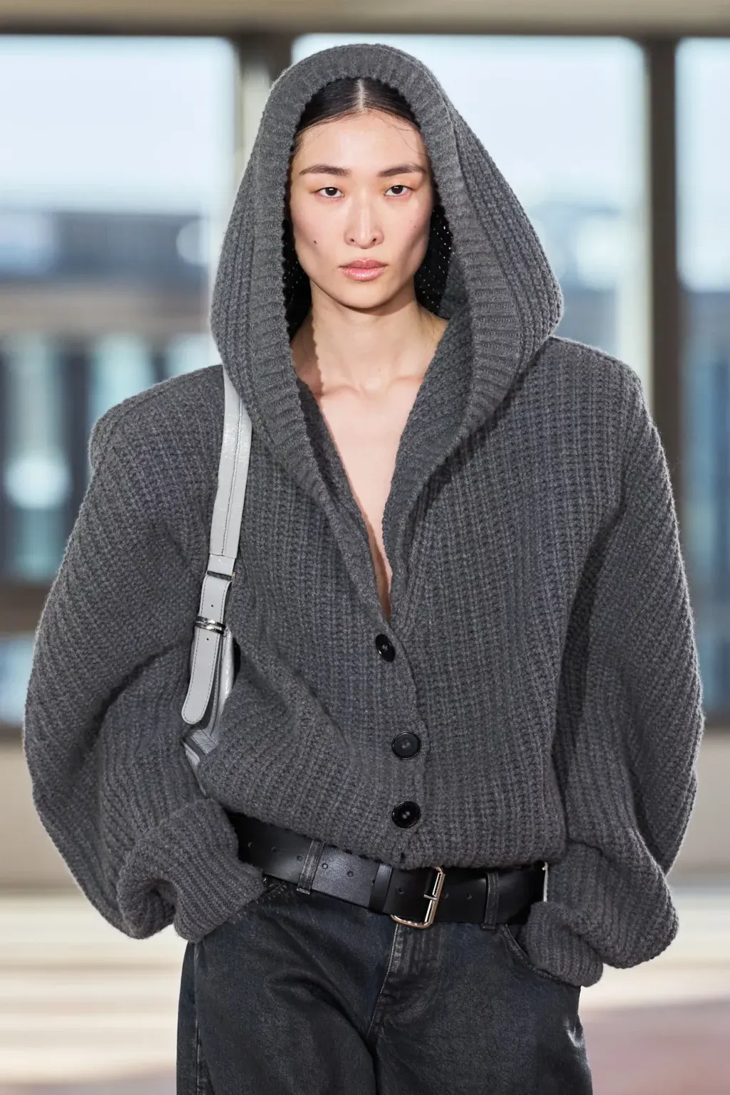 Cardigan chunky knit tạo điểm nhấn cá tính.