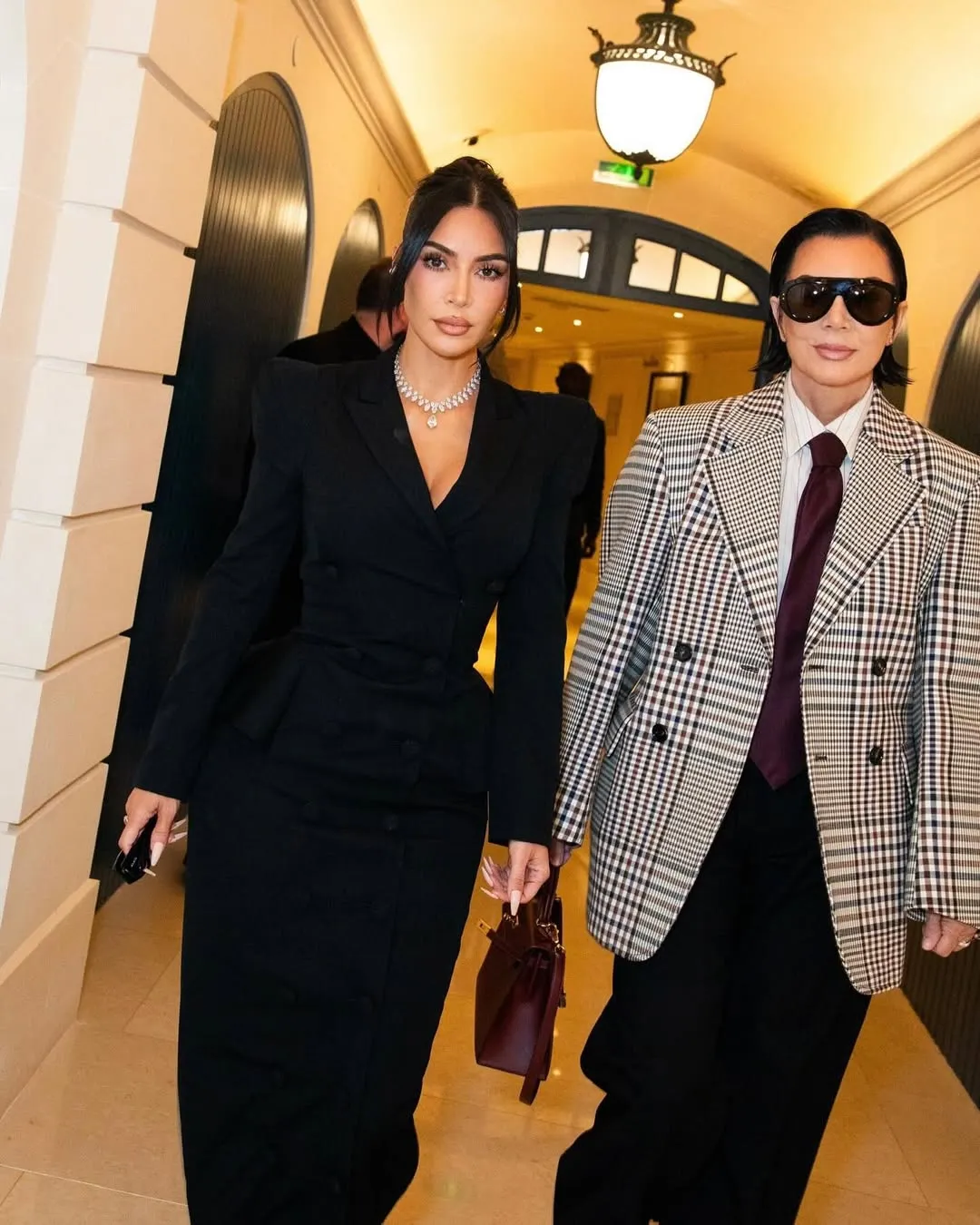 kim kardashian diện vòng cổ kim cương 