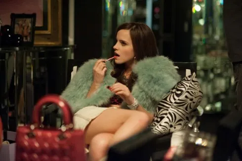 Nicki (Emma Watson) tự nhiên và thoải mái khi đột nhập vào nhà của Paris Hilton. 