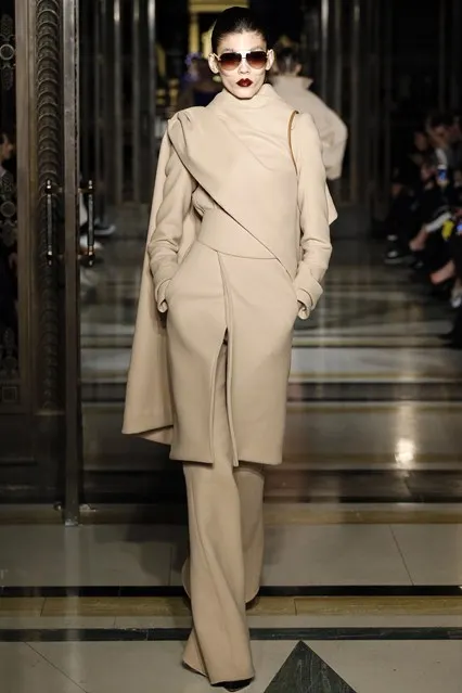 Tông màu trung tính chủ đạo trong BST của Gareth Pugh