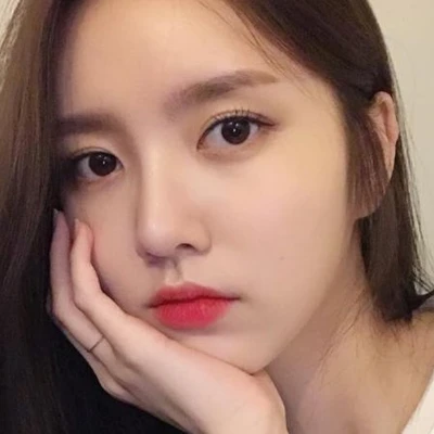 xu hướng làm đẹp - cô gái chống cằm