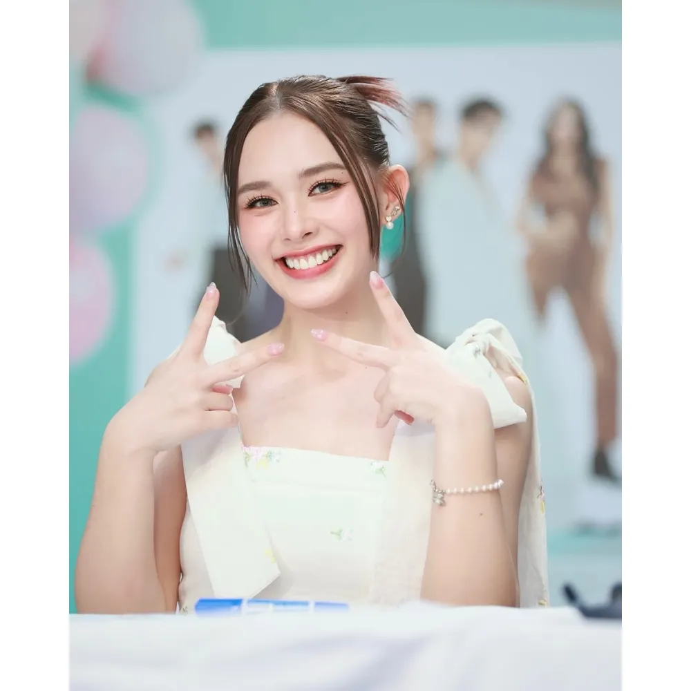 Nữ diễn viên Thái Lan Namfah Thunyaphat nở nụ cười tươi tắn.