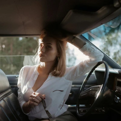 cô gái ngồi trong xe hơi tử vi ngày 2/2/2026