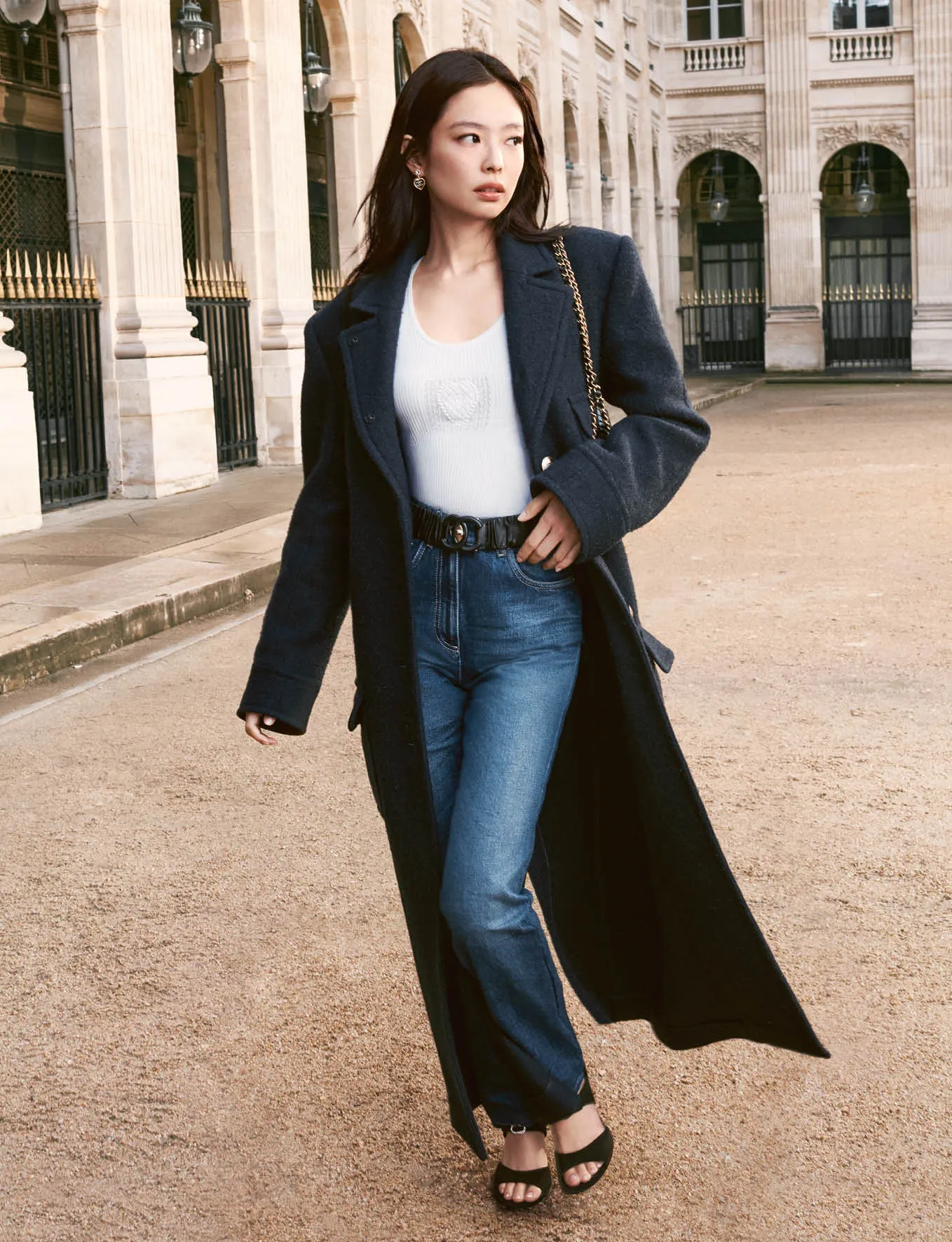 Jennie diện tank top và quần jean 