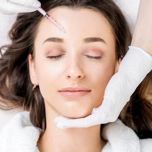 cô gái nhắm mắt tiêm botox
