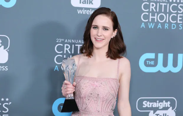 elle-viet-nam-gal-gadot-giu-vung-tinh-than-cua-chien-dich-time-s-up-tai-le-trao-giai-critics-choice-2018