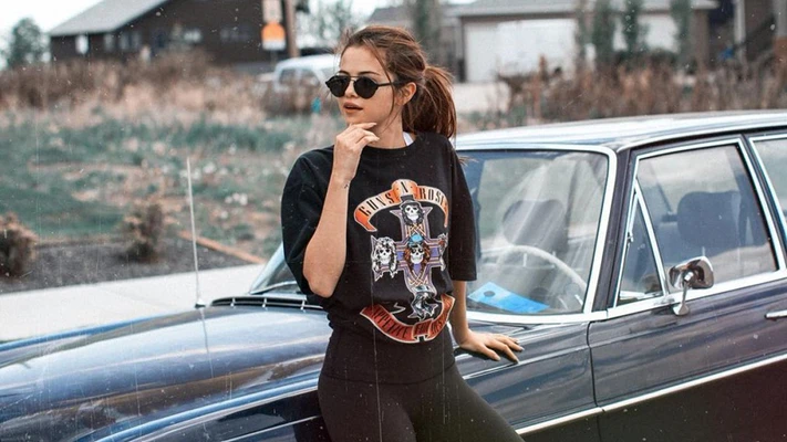 phong cách thời trang Y2K selena gomez mặc áo thun in hình