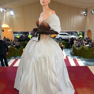Caroline Trentini tại Met Gala 2022