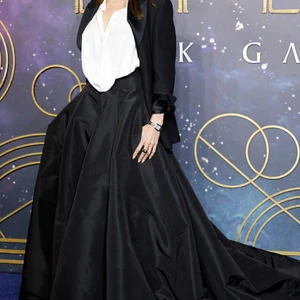 angelina jolie váy tuxedo