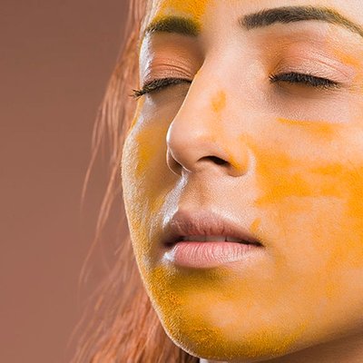 5 công thức mặt nạ tinh bột nghệ trị mụn, mờ thâm dễ làm tại nhà