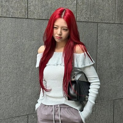 Yuna (ITZY) với mái tóc thẳng dài và mang áo trễ vai