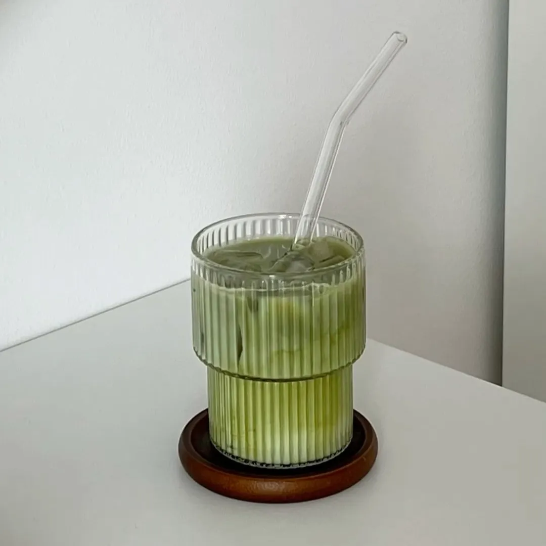 Ly matcha latte trên bàn có thể gây rụng tóc.