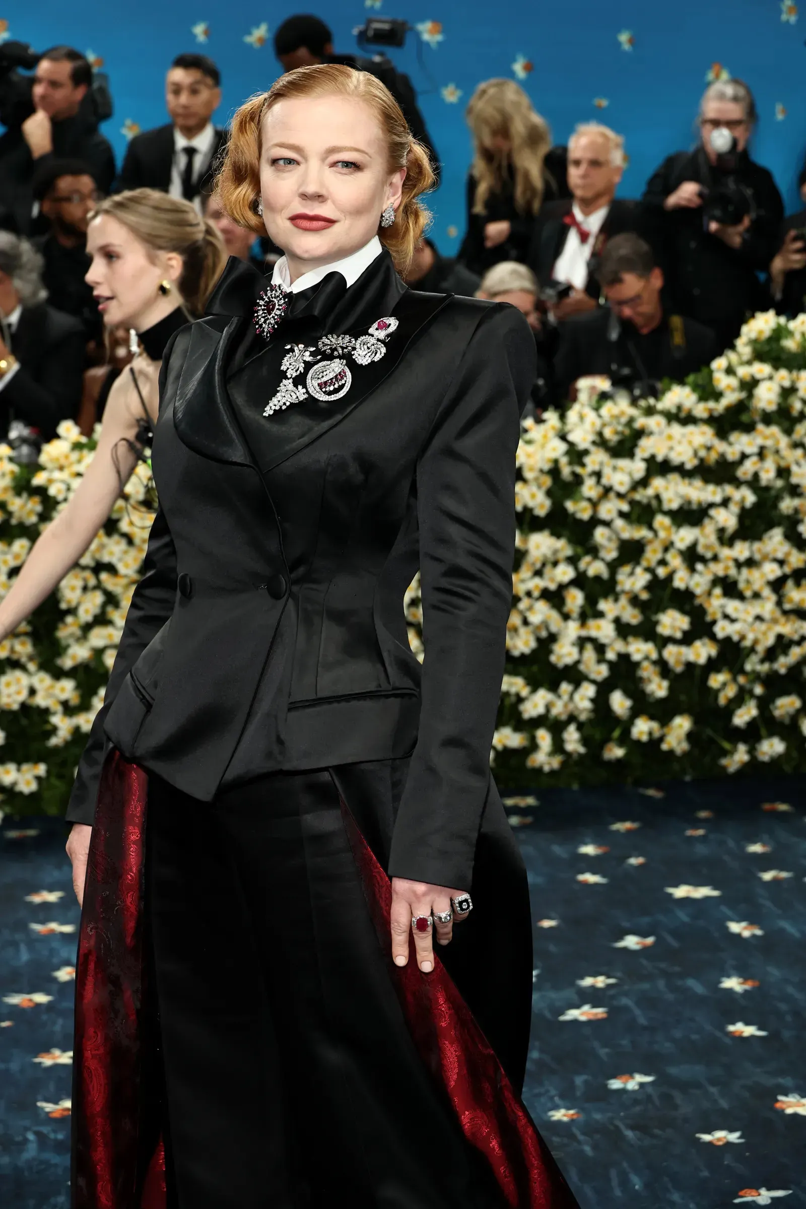 phụ kiện ghim cài tại met gala 2025