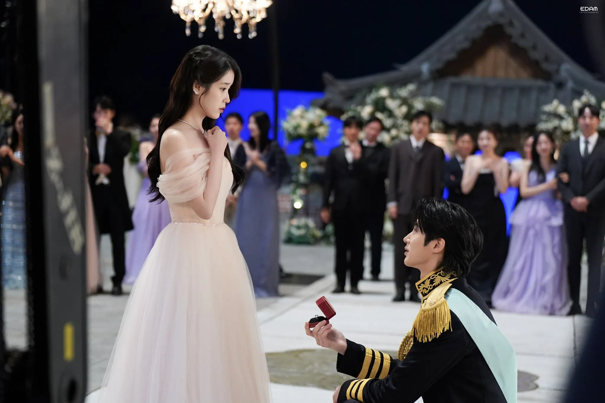 ELLE-PHONG-CACH-THOI-TRANG-IU-PERFECT-CROWN-PHIM00020