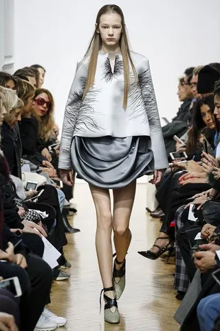 Chân váy chữ A biến tấu trong những đường cong mềm mại trong BST Thu-Đông của JW Anderson