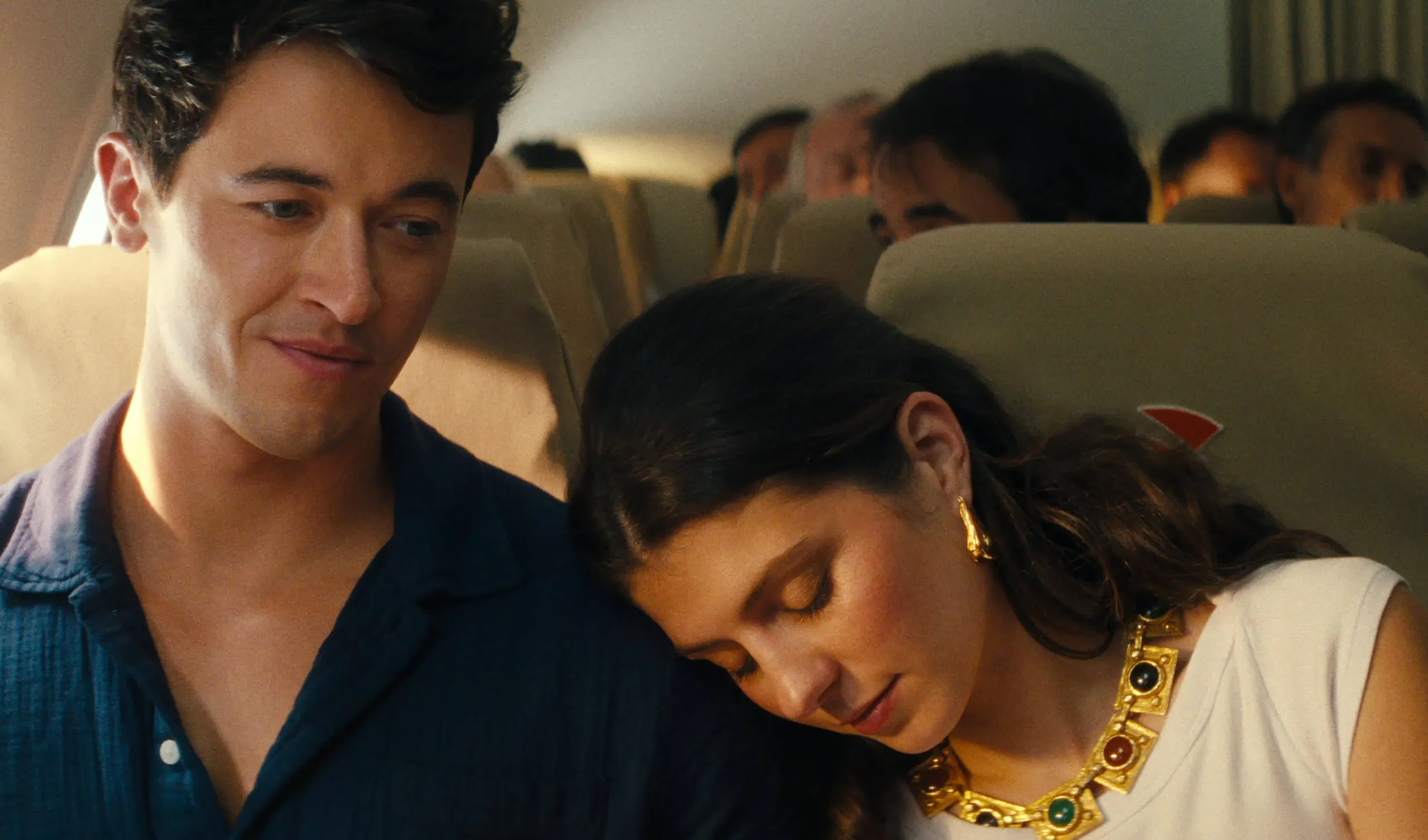 Phim People We Meet on Vacation 2026 là câu chuyện phát triển tình yêu từ tình bạn.