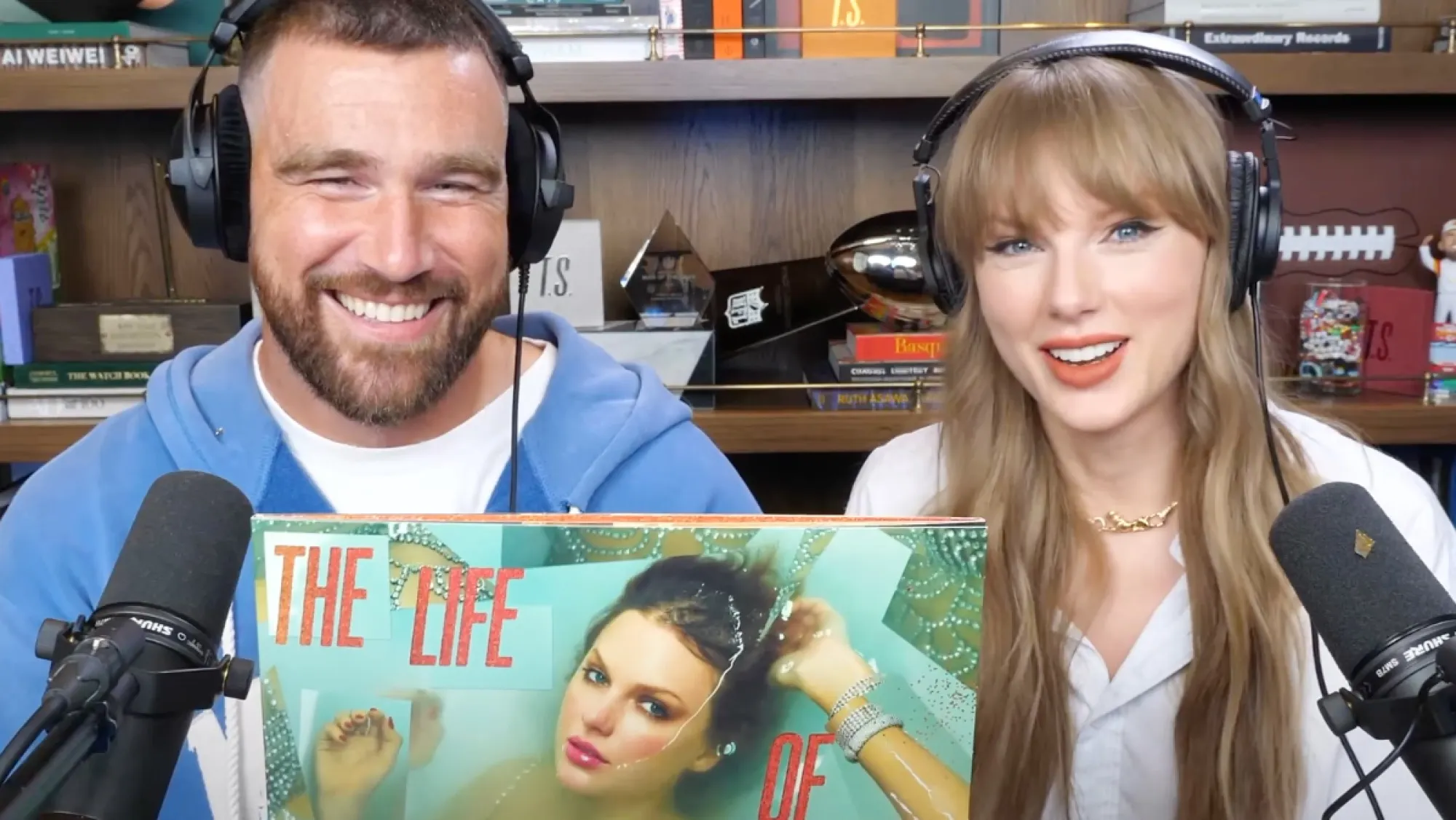 Taylor Swift công bố album phòng thu thứ 12 - Life of a Showgirl bên cạnh Travis Kelce trong chương trình podcast (Ảnh: Hollywood Reporter)