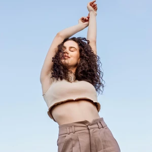 cô gái vươn vai giãn cơ