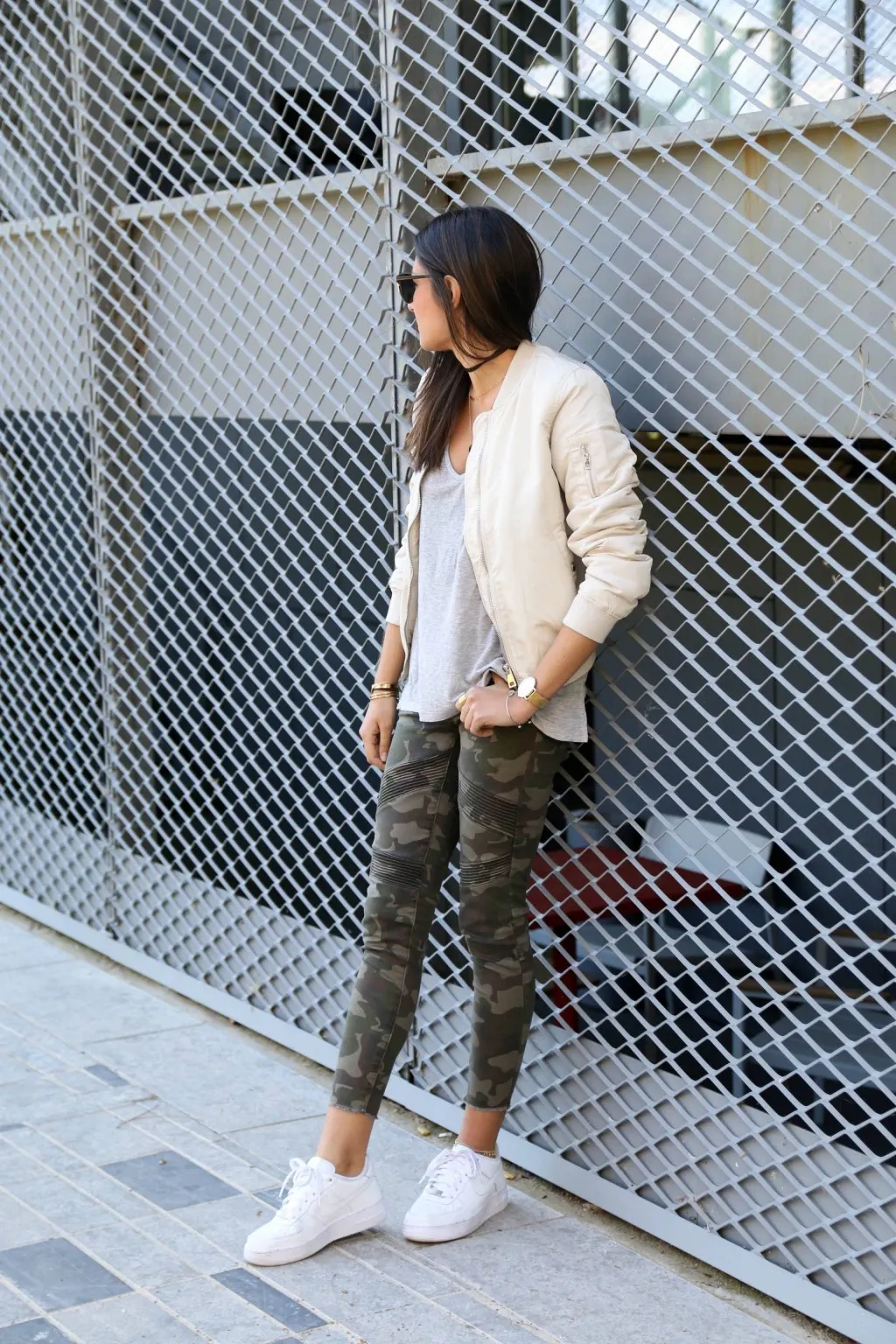 Một ví dụ khác khi kết hợp bomber cùng màu camo. Đơn giản với sneakers và t-shirt trơn màu.