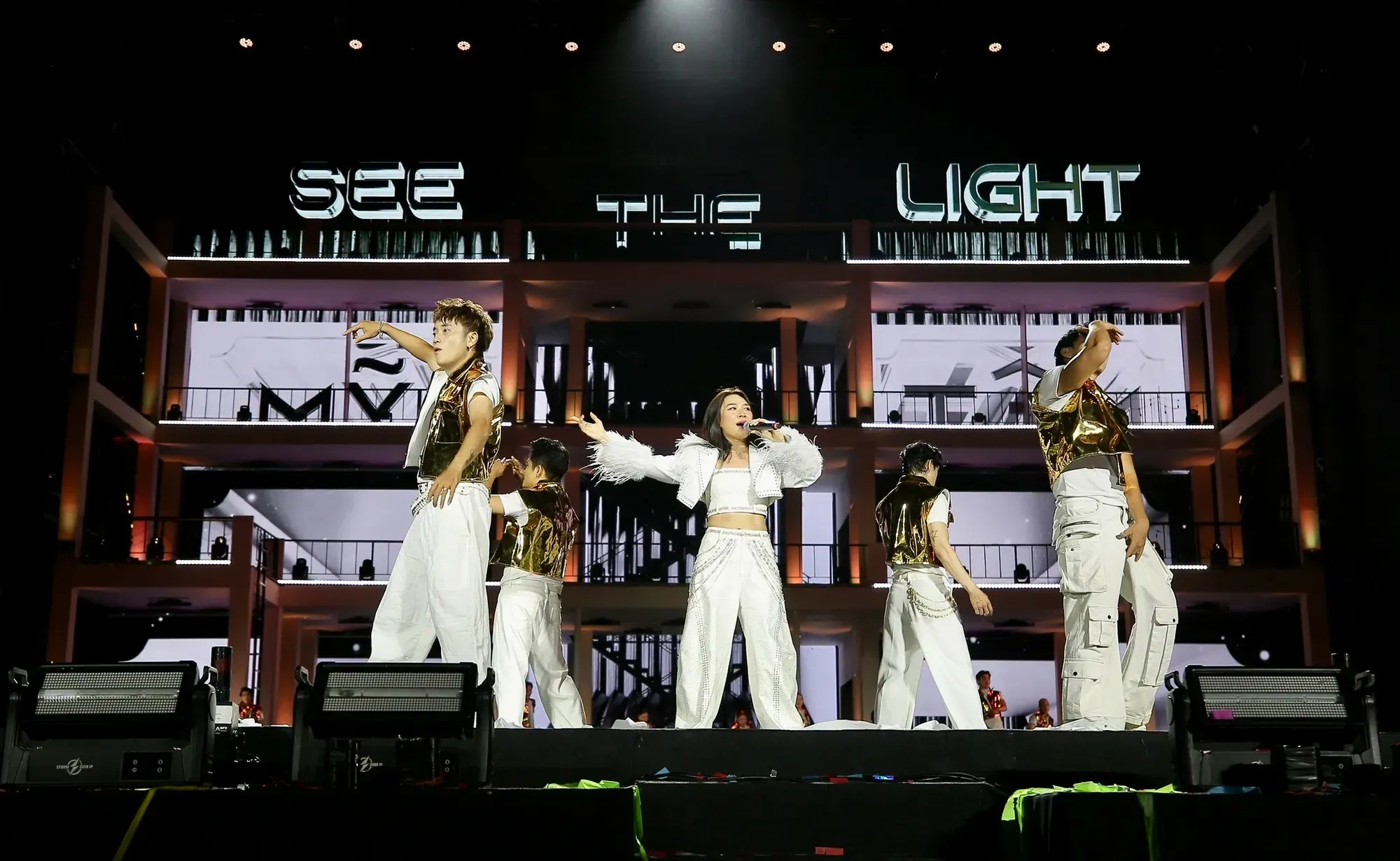 Mỹ Tâm trình diễn tại Hozo City Tết Fest 2025.