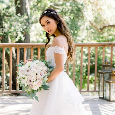 youtuber jenn im mặc váy cưới trễ vai cầm bó hoa cưới posy ngắn