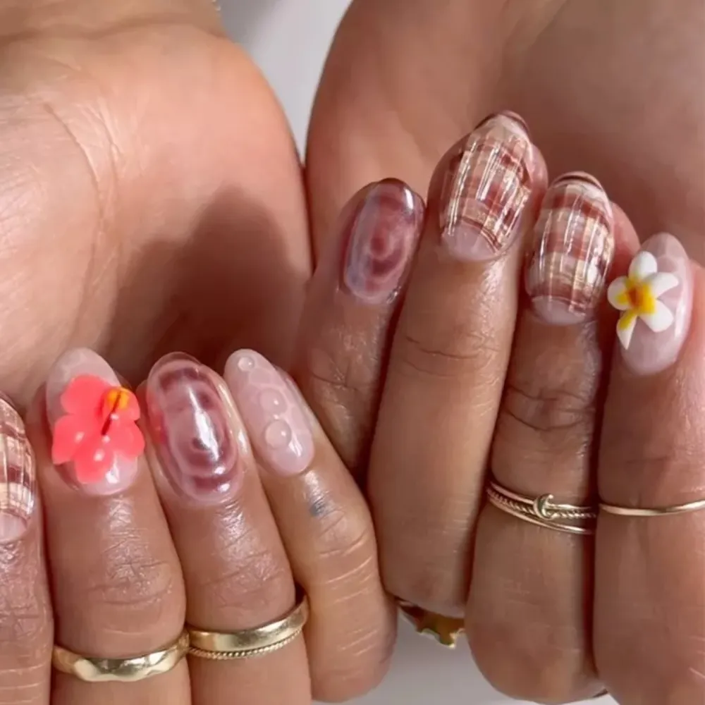 Mẫu nail đính vỏ ốc và các loài hoa nhiệt đới.