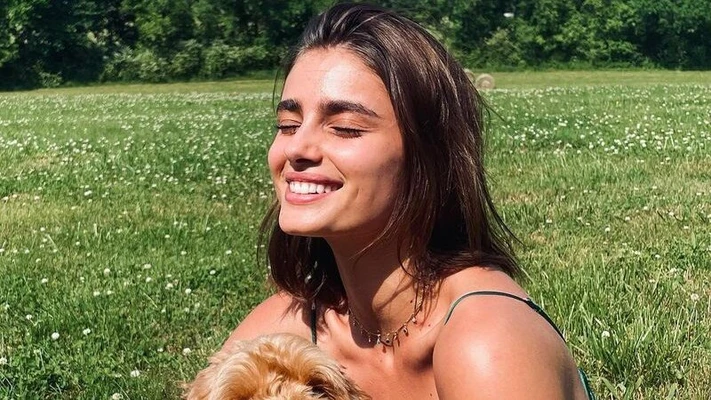 Taylor Hill cười, làm đẹp với giấm táo.