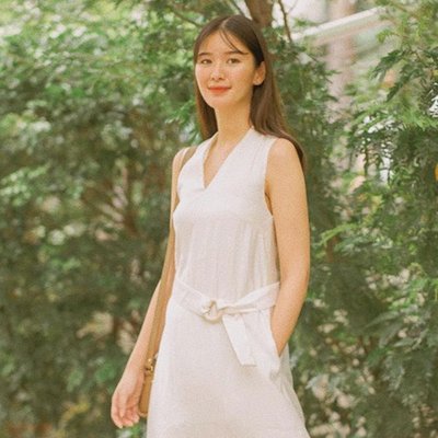 cô gái mặc đầm suông màu trắng dáng hình chữ nhật