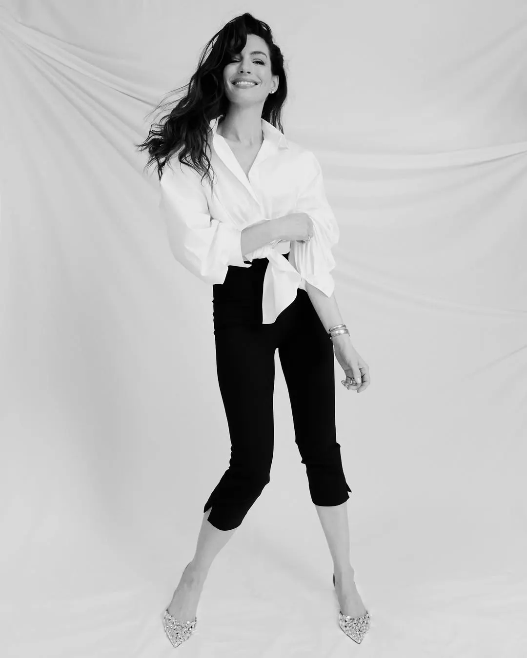 blouse trắng phối cùng quần capri